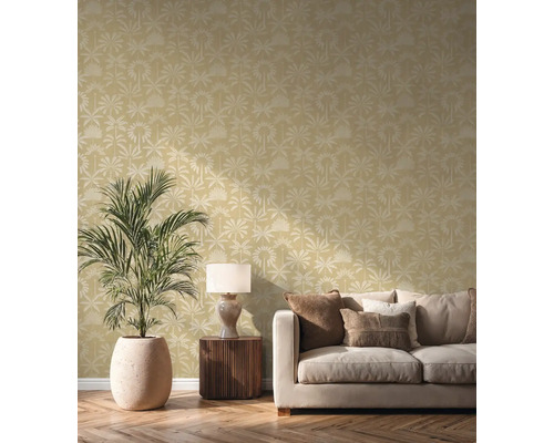 Obývací pokoj s vzorovanou tapetou, pohovkou, stolní lampou a pokojovou rostlinou