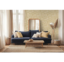 Obývací pokoj s květinovou tapetou, pohovkou, zrcadlem a kobercem