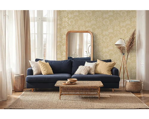 Obývací pokoj s květinovou tapetou, pohovkou, zrcadlem a kobercem