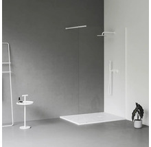 Koupelna s plochou sprchovou vaničkou, sprchovou hlavicí, ruční sprchou, sprchovou zástěnou, věšákem na ručníky a odkládacím stolkem