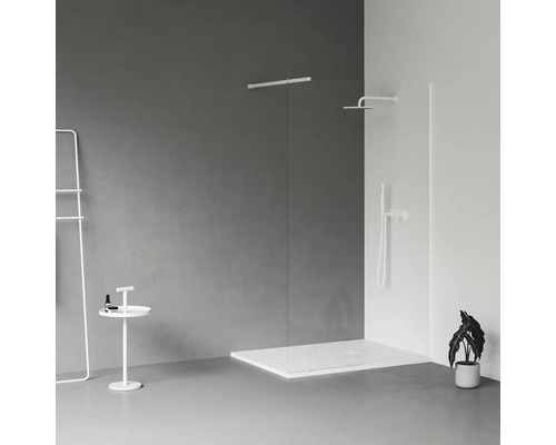 Koupelna s plochou sprchovou vaničkou, sprchovou hlavicí, ruční sprchou, sprchovou zástěnou, věšákem na ručníky a odkládacím stolkem