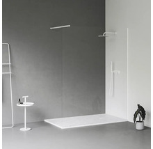 Sprchový kout walk-in s hlavovou sprchou, sprchovou baterií a ruční sprchou ve světlé minimalistické koupelně