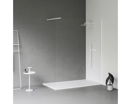 Sprchový kout walk-in s hlavovou sprchou, sprchovou baterií a ruční sprchou ve světlé minimalistické koupelně