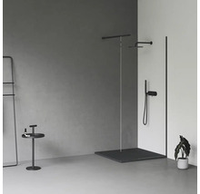 Moderní koupelna s bezbariérovým sprchovým koutem, držákem na ručníky, odkládacím stolkem a pokojovou rostlinou pro stylovou atmosféru