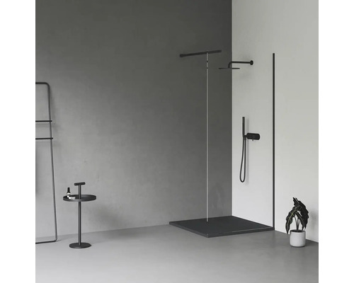 Moderní koupelna s bezbariérovým sprchovým koutem, držákem na ručníky, odkládacím stolkem a pokojovou rostlinou pro stylovou atmosféru