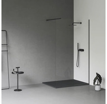 Koupelna s bezbariérovým sprchovým koutem, sprchovou armaturou, držákem na ručníky a odkládacím stolkem