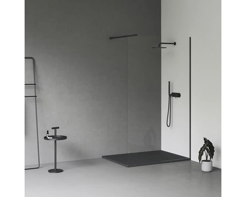 Koupelna s bezbariérovým sprchovým koutem, sprchovou armaturou, držákem na ručníky a odkládacím stolkem