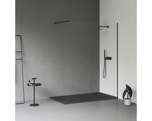 Sprchový kout se sprchovou vaničkou, sprchovou baterií, věšákem na ručníky a odkládacím stolkem