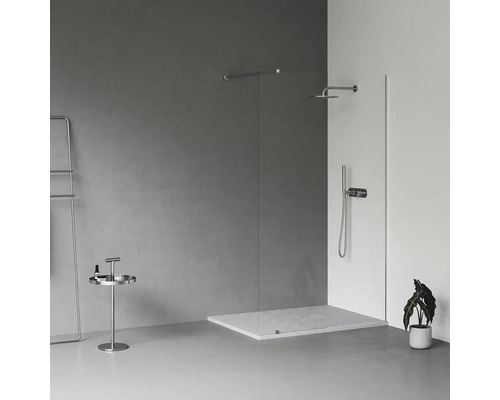 Ukázka koupelny se sprchou, topným žebříkem a odkládacím stolkem