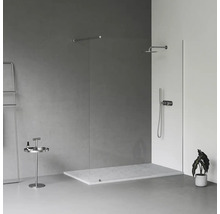 Světlá koupelna se sprchou, odkládacím stolem a držákem na ručníky