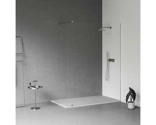 Světlá koupelna se sprchou, odkládacím stolem a držákem na ručníky