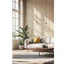 Světlý obývací pokoj se vzorovanou tapetou, pohovkou, konferenčním stolkem a pokojovými rostlinami