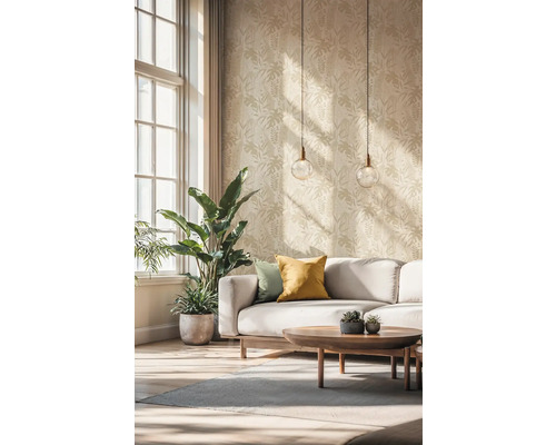 Světlý obývací pokoj se vzorovanou tapetou, pohovkou, konferenčním stolkem a pokojovými rostlinami