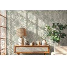 Obývací pokoj s botanickou tapetou, stolek s lampou a dekorací