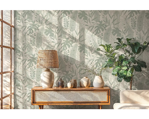 Obývací pokoj s botanickou tapetou, stolek s lampou a dekorací