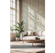 Světlý obývací pokoj s vzorovanou tapetou, pohovkou, stolem a pokojovými rostlinami.