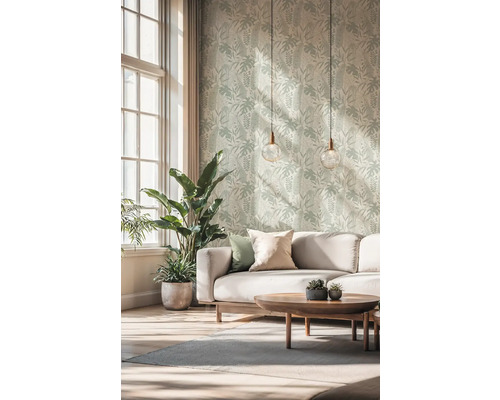 Světlý obývací pokoj s vzorovanou tapetou, pohovkou, stolem a pokojovými rostlinami.