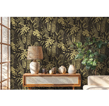 Obývací pokoj s tapetou s motivem džungle, komodou, stolní lampou a pokojovou rostlinou