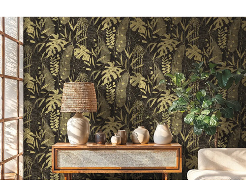 Obývací pokoj s tapetou s motivem džungle, komodou, stolní lampou a pokojovou rostlinou