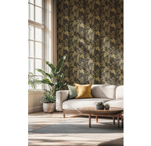 Obývací pokoj s vzorovanou tapetou, pohovkou a pokojovými rostlinami