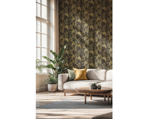 Obývací pokoj s vzorovanou tapetou, pohovkou a pokojovými rostlinami