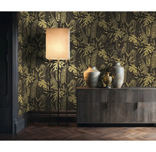 Dekorativní interiér s vzorovanou tapetou s rostlinnými motivy, stojací lampou a dřevěnou skříňkou