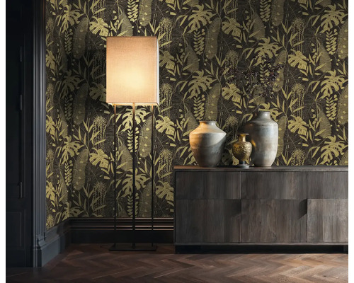 Dekorativní interiér s vzorovanou tapetou s rostlinnými motivy, stojací lampou a dřevěnou skříňkou