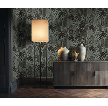 Dekorativní pokoj s exotickou tapetou, stojací lampou a dřevěnou komodou