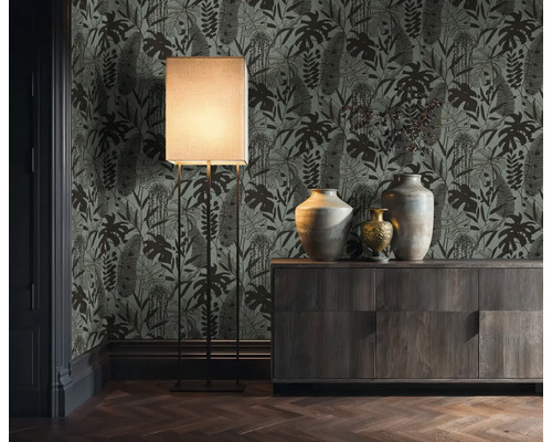 Dekorativní pokoj s exotickou tapetou, stojací lampou a dřevěnou komodou