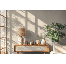 Obývací pokoj se lampou, vázami, rostlinou a komodou