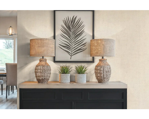 Dekorativní interiér se stolem, lampami a rostlinami