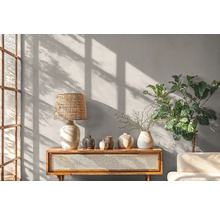 Světlý a přátelský interiér s dřevěnou konzolí, lampou, vázami a pokojovou rostlinou.