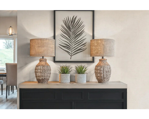 Dvě stolní lampy s dekorací na skříňce