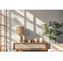 Světlý obývací pokoj s konzolovým stolkem, lampou, vázami a pokojovou rostlinou