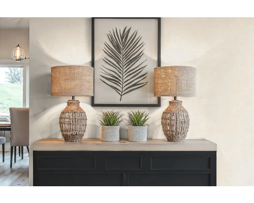 Dekorativní scéna se dvěma stolními lampami, dvěma rostlinami v květináčích a zarámovaným potiskem listů na skříňce