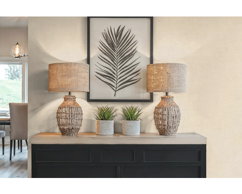 Dekorativní interiér se dvěma lampami, dvěma hrnkovými rostlinami a zarámovaným obrázkem rostliny na skříňce.