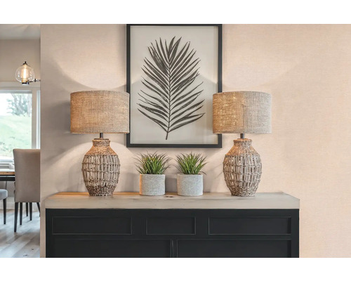 Dekorativní uspořádání se dvěma stolními lampami, rostlinami a zarámovaným potiskem listů na příborníku