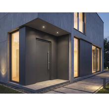 Moderní dům se šedými vchodovými dveřmi a velkými okny