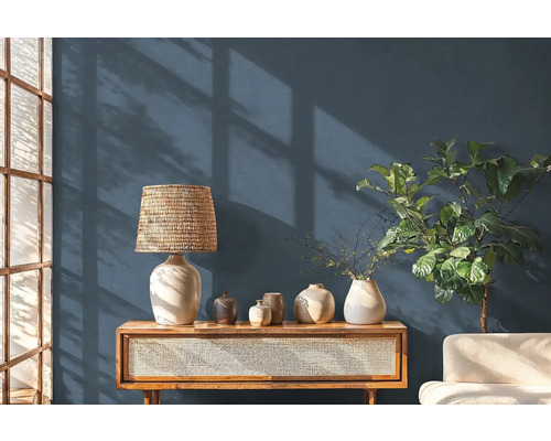 Obývací pokoj s dřevěnou konzolou, stolní lampou a dekorativními předměty.