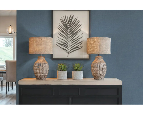 Dvě stolní lampy s tkanými stínidly na příborníku s dekorací