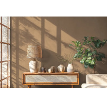 Obývací pokoj s dřevěným stolem, lampou, různými vázami a pokojovou rostlinou