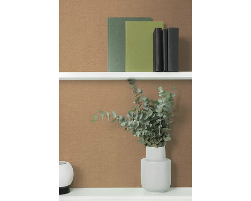 Dekorativní scéna s knihami a eukalyptem ve váze