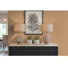 Dekorativní scéna se dvěma lampami, rostlinami a zarámovaným obrázkem listu na skříňce