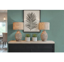 Dekorativní interiér se dvěma lampami, rostlinami a obrázkem na skříňce