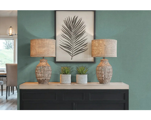 Dekorativní interiér se dvěma lampami, rostlinami a obrázkem na skříňce