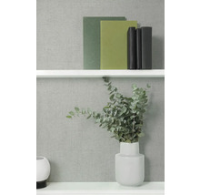 Dekorativní police s knihami a vázou s eukalyptem