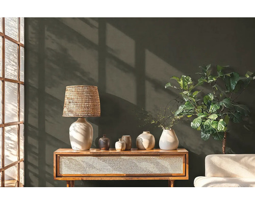 Dekorativní scéna s lampou, vázami, komodou a pokojovou rostlinou před zdí