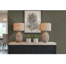 Dvě stolní lampy s rostlinami a zarámovaný obrázek listu na skříni