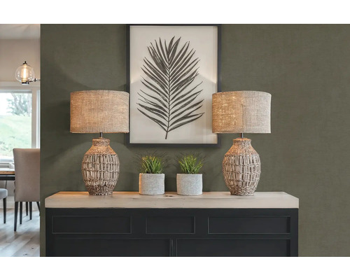 Dvě stolní lampy s rostlinami a zarámovaný obrázek listu na skříni