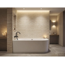 Koupelna s vanou, baterií, policemi a osvětlením